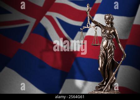 Bandiera dello Stato americano delle Hawaii con statua di signora della giustizia e scale giudiziarie in camera buia. Concetto di giudizio e punizione, contesto per gli argomenti della giuria. Foto Stock