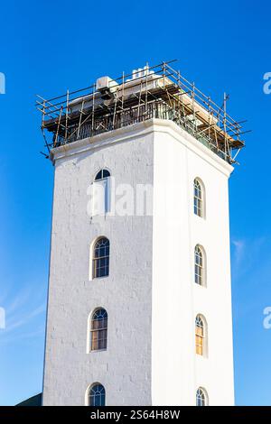 faro della banchina di pesci bianchi in fase di ristrutturazione con impalcature contro un cielo azzurro limpido sulla banchina di pesci tynemouth north shields uk Foto Stock