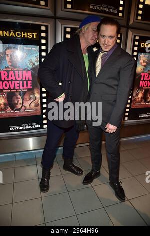 TRAUMNOVELLE Detlef Buck, Schauspieler, Autor, FilmProduzent, timo Jacobs, Schauspielert, FilmProduzent Ankunft zum Auftakt der bundesweiten Kinotour anlässlich des Kinostarts von TRAUMNOVELLE im Kino in der Kulturbrauerei Premiere ion Berlin, AM 15.01.2024 *** TRAUMNOVELLE Detlef Buck, attore, autore, produttore cinematografico, timo Jacobs, attore, produttore cinematografico arrivo all'inizio del tour cinematografico nazionale in occasione dell'uscita di TRAUMNOVELLE al cinema della Kulturbrauerei Premiere ion di Berlino, il 15 01 2024 Photopress Mueller Foto Stock