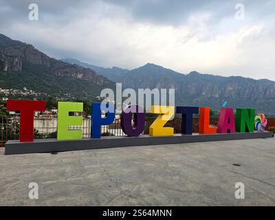 Tepoztlan, Morelos, Messico - 7 novembre 2024: Città magica Tepoztlan a Morelos, Messico. Popolare destinazione turistica per il suo clima caldo e la piramide Foto Stock