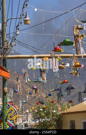San Juan la Laguna, Solola, Guatemala. Cappelli colorati appesi su una strada a San Juan la Laguna, Guatemala. Foto Stock