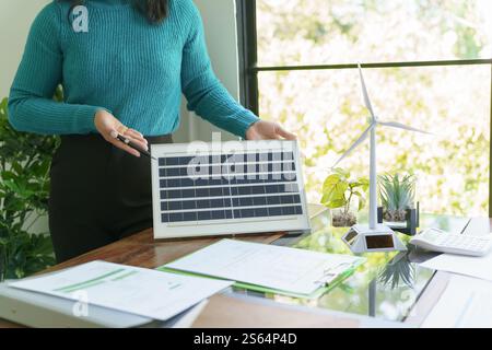Pannelli solari energia verde Business persone che lavorano in uffici ecologici riunioni d'affari idee creative per professionisti ecologici Foto Stock