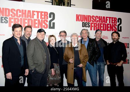 Benjamin Herrmann, Andreas Banz, Thomas Thieme, Corinna Harfouch, Robert Thalheim, Henry Hübchen, Winfried Glatzeder, Matthias Miegel e Alberto Ruano bei der Premiere des Kinofilms Kundschafter des Friedens 2 im Filmtheater Colosseum. Berlino, 15.01.2025 *** Benjamin Herrmann, Andreas Banz, Thomas Thieme, Corinna Harfouch, Robert Thalheim, Henry Hübchen, Winfried Glatzeder, Matthias Miegel e Alberto Ruano alla prima del lungometraggio Kundschafter des Friedens 2 al Colosseum Filmtheater di Berlino, 15 01 2025 foto:XJ.xKnowlesx/xFuturexImagex kundschafter 5123 Foto Stock