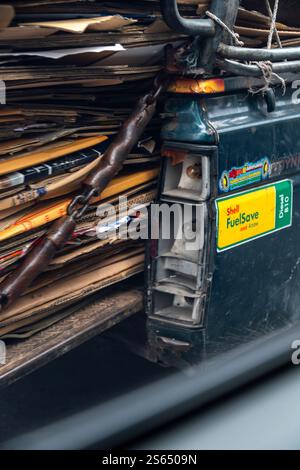 Ampio garage con travi in legno e ampi vani portaoggetti per vari usi Foto Stock