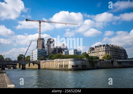 Ricostruzione della cattedrale di Notre-Dame de Paris sull'Ile de la Cité, Francia. Vista dalle rive del fiume Senna. Ricostruzione di Notre-Dame de Paris Foto Stock