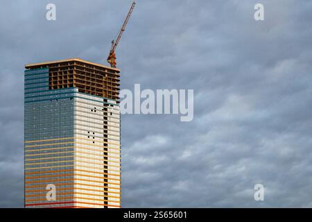 Viaggia in Georgia - costruzione di un alto edificio con cielo nuvoloso sullo sfondo nella città di Batumi al tramonto d'autunno Foto Stock