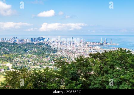 Viaggio in Georgia - vista della città di Batumi con i sobborghi e il Mar Nero da Sameba nel soleggiato giorno autunnale Foto Stock
