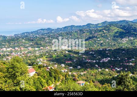 Viaggio in Georgia - vista dei sobborghi della città di Batumi dalla collina di Sameba nel soleggiato giorno autunnale Foto Stock