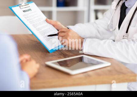 Maschio medico esperto che consulta la sua paziente femminile Foto Stock