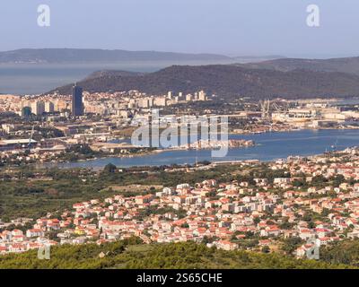 Spalato, Croazia - 1° luglio 2024: Guardando giù dalla fortezza di Klis alla penisola di Vranjic nella piccola baia del Mare Adriatico sopra Spalato. Paesaggio di case bianche W Foto Stock