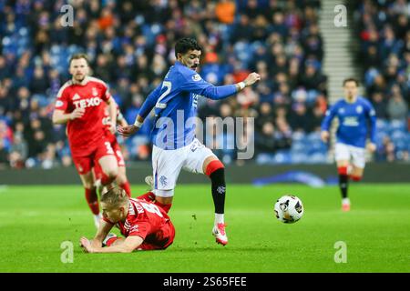 Glasgow, Regno Unito. 15 gennaio 2025. I Rangers fc hanno giocato con l'Aberdeen FC in una partita della William Hill Scottish Premiership allo stadio Ibrox di Glasgow, Scozia, Regno Unito. Il punteggio finale è stato Rangers 3-0 Aberdeen. Jefte e topi Keskinen competono per la palla. Crediti: Findlay/Alamy Live News Foto Stock