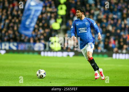 Glasgow, Regno Unito. 15 gennaio 2025. I Rangers fc hanno giocato con l'Aberdeen FC in una partita della William Hill Scottish Premiership allo stadio Ibrox di Glasgow, Scozia, Regno Unito. Il punteggio finale è stato Rangers 3-0 Aberdeen. Jefte che corre con la palla. Crediti: Findlay/Alamy Live News Foto Stock