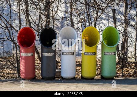 12-28-2024; Milan Taly. Contenitori in plastica riciclata eleganti, colorati e ben progettati per lo smistamento dei rifiuti Foto Stock