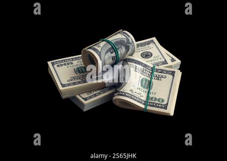 Pacchetto di banconote in dollari USA isolate sul nero. Confezione di denaro americano ad alta risoluzione su sfondo nero perfetto come oggetto per il design. Pacchetto di Foto Stock
