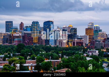 Edifici nel centro di Calgary Canada di sera Foto Stock