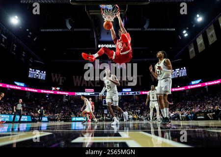 Winston-Salem, North Carolina, Stati Uniti. 15 gennaio 2025. L'attaccante di Stanford Maxime Raynaud (42) si imbatte contro il Wake Forest durante la seconda metà del match di basket NCAA College al LJVM Coliseum di Winston-Salem, NC. (Scott Kinser/CSM). Crediti: csm/Alamy Live News Foto Stock