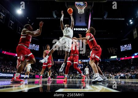 Winston-Salem, North Carolina, Stati Uniti. 15 gennaio 2025. Wake Forest Forward tre'Von Spillers (25) spara contro Stanford durante la prima metà della partita di pallacanestro NCAA College al LJVM Coliseum di Winston-Salem, NC. (Scott Kinser/CSM). Crediti: csm/Alamy Live News Foto Stock