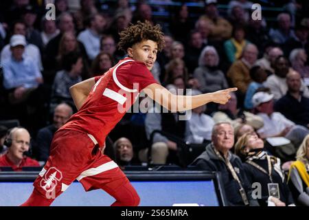 Winston-Salem, North Carolina, Stati Uniti. 15 gennaio 2025. La guardia di Stanford Oziyah Sellers (4) celebra contro Wake Forest durante la seconda metà della partita di pallacanestro del NCAA College al LJVM Coliseum di Winston-Salem, North Carolina. (Scott Kinser/CSM). Crediti: csm/Alamy Live News Foto Stock
