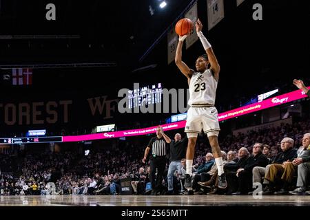 Winston-Salem, North Carolina, Stati Uniti. 15 gennaio 2025. Wake Forest Guard Hunter Sallis (23) spara contro Stanford durante la prima metà della partita di pallacanestro NCAA College al LJVM Coliseum di Winston-Salem, NC. (Scott Kinser/CSM). Crediti: csm/Alamy Live News Foto Stock