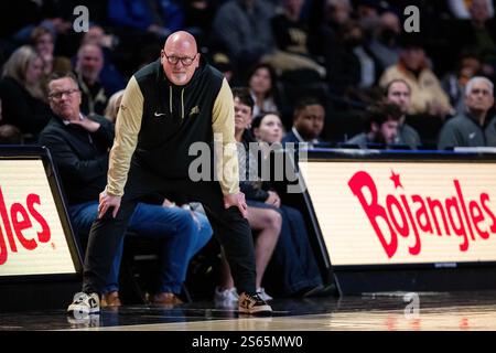 Winston-Salem, North Carolina, Stati Uniti. 15 gennaio 2025. Steve Forbes, allenatore dei Wake Forest durante il secondo tempo contro Stanford, nella partita di pallacanestro del NCAA College al LJVM Coliseum di Winston-Salem, NC. (Scott Kinser/CSM). Crediti: csm/Alamy Live News Foto Stock