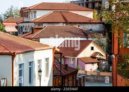 Viaggia verso la Georgia - case urbane residenziali nella città di Signagi nella regione di Kakheti in Georgia in un giorno d'autunno soleggiato Foto Stock