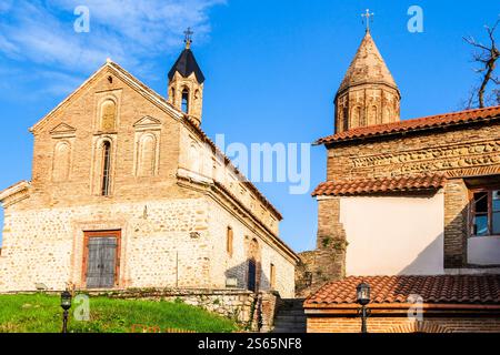 Viaggio in Georgia - Chiesa di San Giorgio illuminata dal sole al tramonto nella vecchia città di Sighnaghi nella regione di Kakheti in Georgia in serata d'autunno Foto Stock