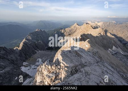 Impressionante paesaggio roccioso di montagna alla luce della sera, ripida cresta di montagna, Jubilaeumsgrat con Alpspitze, vista su Hoellental, Zugspitze, più umida Foto Stock
