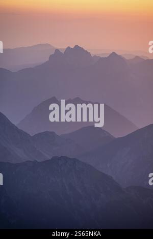Sagome di montagne al tramonto, vista dalla cima dello Zugspitze, montagne Wetterstein, Alpi calcaree settentrionali, Baviera, Germania, Europa Foto Stock