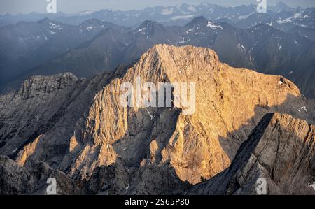 Cima dell'Hochwand al tramonto, impressionante paesaggio roccioso di montagna, panorama montano dalla cima dello Zugspitze, Alpi calcaree settentrionali, WE Foto Stock