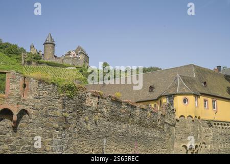 Castello di Stahleck, mura cittadine di Bacharach, Renania-Palatinato, Germania, Europa Foto Stock