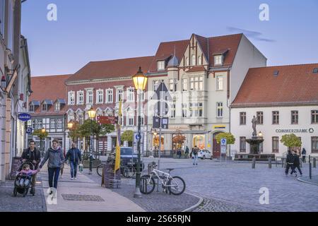 Sperlingsberg con la fontana Sperlingsida, zona pedonale, via dello shopping, Breite Strasse, centro storico, Stendal, Sassonia-Anhalt, Germania, Europa Foto Stock