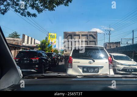 L'atmosfera di un ingorgo dal punto di vista dell'auto a Jombang, Indonesia, 30 giugno 2023. Foto Stock