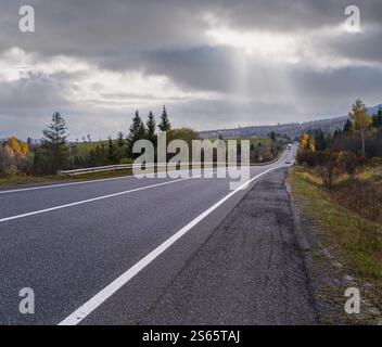 Le montagne Carpazi e l'autostrada sul passo di montagna, Ucraina. Foto Stock