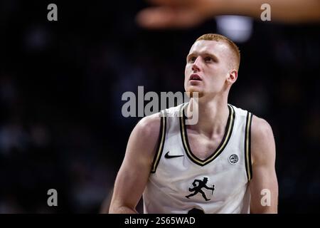 Winston-Salem, North Carolina, Stati Uniti. 15 gennaio 2025. Wake Forest guardia Cameron Hildreth (6) durante il primo tempo contro Stanford nel match di basket NCAA College al LJVM Coliseum di Winston-Salem, NC. (Scott Kinser/CSM). Crediti: csm/Alamy Live News Foto Stock