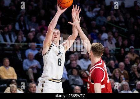 Winston-Salem, North Carolina, Stati Uniti. 15 gennaio 2025. La guardia della Wake Forest Cameron Hildreth (6) spara contro Stanford durante la prima metà della partita di pallacanestro del NCAA College al LJVM Coliseum di Winston-Salem, NC. (Scott Kinser/CSM). Crediti: csm/Alamy Live News Foto Stock