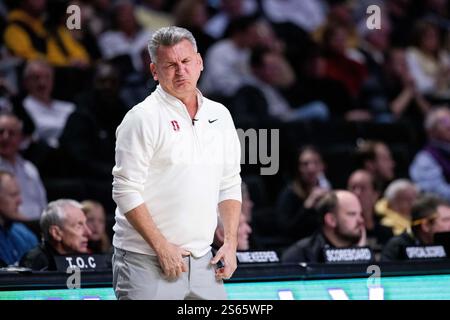 Winston-Salem, North Carolina, Stati Uniti. 15 gennaio 2025. Il capo-allenatore di Stanford Kyle Smith corre durante il secondo tempo contro Wake Forest nel match di pallacanestro NCAA College al LJVM Coliseum di Winston-Salem, NC. (Scott Kinser/CSM). Crediti: csm/Alamy Live News Foto Stock