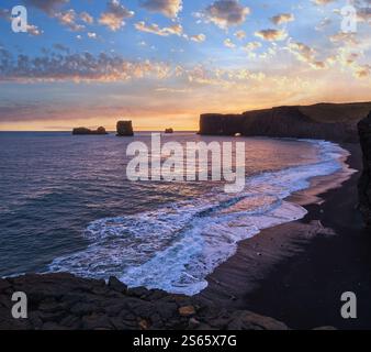Pittoresca vista serale autunnale di Dyrholaey Cape, spiaggia e formazioni rocciose. Vik, Islanda meridionale. Foto Stock