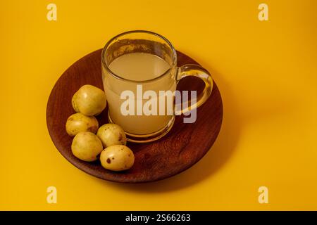 Succo di frutta di Marula (Sclerocarya birrea, Morula, Maroela, Mufula) spremuta fresca e bevanda tradizionale fermentata Foto Stock