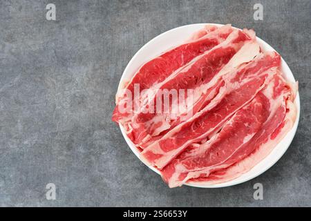 ​​raw di manzo fresco a fette sottili o Shortplate Foto Stock