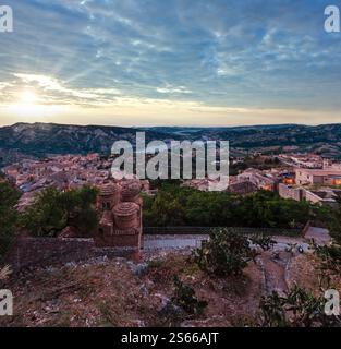 All'alba, antico borgo medievale di stilo famos, vista sul villaggio calabrese, Italia meridionale. Chiesa bizantina medievale di Cattolica di stilo di fronte. Foto Stock