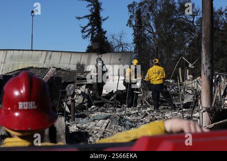 (250116) -- LOS ANGELES, 16 gennaio 2025 (Xinhua) -- Los Angeles Fire Rescue e San Diego Urban Search and Rescue Teams, supportati dai deputati del Los Angeles County Sheriff's Department, cerca strutture danneggiate da incendi ad Altadena, California, Stati Uniti, 15 gennaio 2025. Mercoledì, nella California meridionale, i vigili del fuoco continuano a combattere numerosi grandi incendi, mentre alcune zone della regione sono attrezzate per affrontare condizioni di fuoco estremamente critiche causate da una nuova ondata di pericolosi venti di Santa Ana. Feroci incendi in tutta l'area di Los Angeles hanno ucciso almeno 25 persone e distrutto altre persone Foto Stock