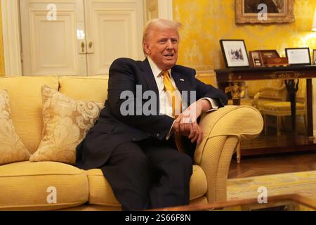 Foto del 07/12/24 del presidente eletto degli Stati Uniti, Donald Trump durante il suo incontro con il principe di Galles nella sala Salon Jaune presso la residenza degli ambasciatori del Regno Unito a Parigi, in Francia. Il Regno Unito deve offrire il "ramo dell'olivo” di un accordo commerciale al nuovo governo statunitense di Donald Trump, rafforzando al contempo legami più stretti con l'UE per difendersi dalla minaccia delle tariffe americane, ha affermato l'Institute for Public Policy Research (IPPR). Data di pubblicazione: Giovedì 16 gennaio 2025. Foto Stock