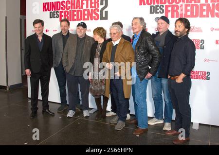 Benjamin Herrmann, Andreas Banz, Thomas Thieme, Corinna Harfouch, Robert Thalheim, Henry Hübchen, Winfried Glatzeder, Matthias Miegel, Alberto Ruano bei der Premiere des Kinofilms Kundschafter des Friedens 2 im Filmtheater Colosseum. Berlino, 15.01.2025 *** Benjamin Herrmann, Andreas Banz, Thomas Thieme, Corinna Harfouch, Robert Thalheim, Henry Hübchen, Winfried Glatzeder, Matthias Miegel, Alberto Ruano alla prima del lungometraggio Kundschafter des Friedens 2 al Colosseum Filmtheater di Berlino, 15 01 2025 foto:XC.xBehringx/xFuturexImagex kundschafter 5124 Foto Stock