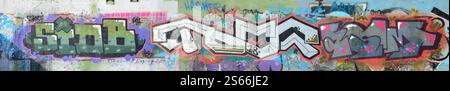 La vecchia parete, dipinta con graffiti colorati con vernici aerosol. Immagine di sfondo sul tema del disegno di graffiti e Street art. Il vecchio muro, Foto Stock
