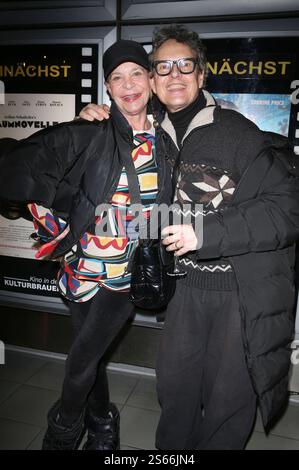 Barbara Engel e Rolf Scheider bei der Premiere des Kinofilms Traumnovelle im Kino in der Kulturbrauerei. Berlino, 15.01.2025 *** Barbara Engel e Rolf Scheider alla prima del film Traumnovelle al cinema nella Kulturbrauerei di Berlino, 15 01 2025 foto:xD.xHerrickxx/xFuturexImagex traumnovelle 5152 Foto Stock