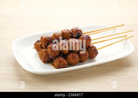 Spiedini di polpette grigliate con salsa teriyaki Foto Stock