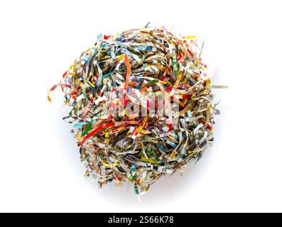 Sfera in carta straccia isolata su sfondo bianco Foto Stock