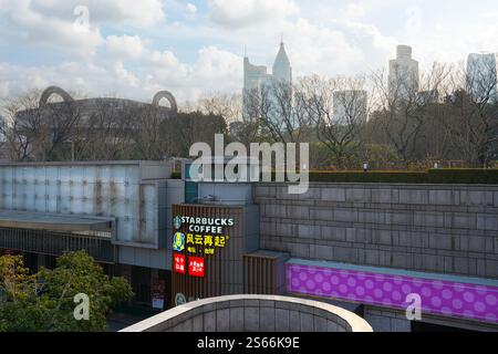 Shanghai, Cina. 7 gennaio 2025. Vista esterna della caffetteria Starbucks nel centro della città Foto Stock