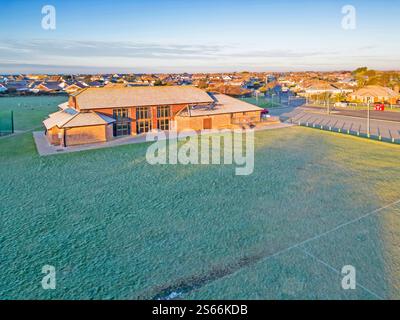 veduta aerea del fienile di brackelsham, centro ricreativo polivalente e campi sportivi sulla costa occidentale del sussex Foto Stock