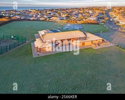veduta aerea del fienile di brackelsham, centro ricreativo polivalente e campi sportivi sulla costa occidentale del sussex Foto Stock